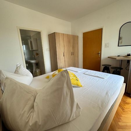 The Manzoni Family 4 Hotel Punat Bagian luar foto